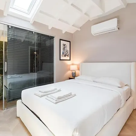 Beachside House In By Lisbeyond Nyaraló